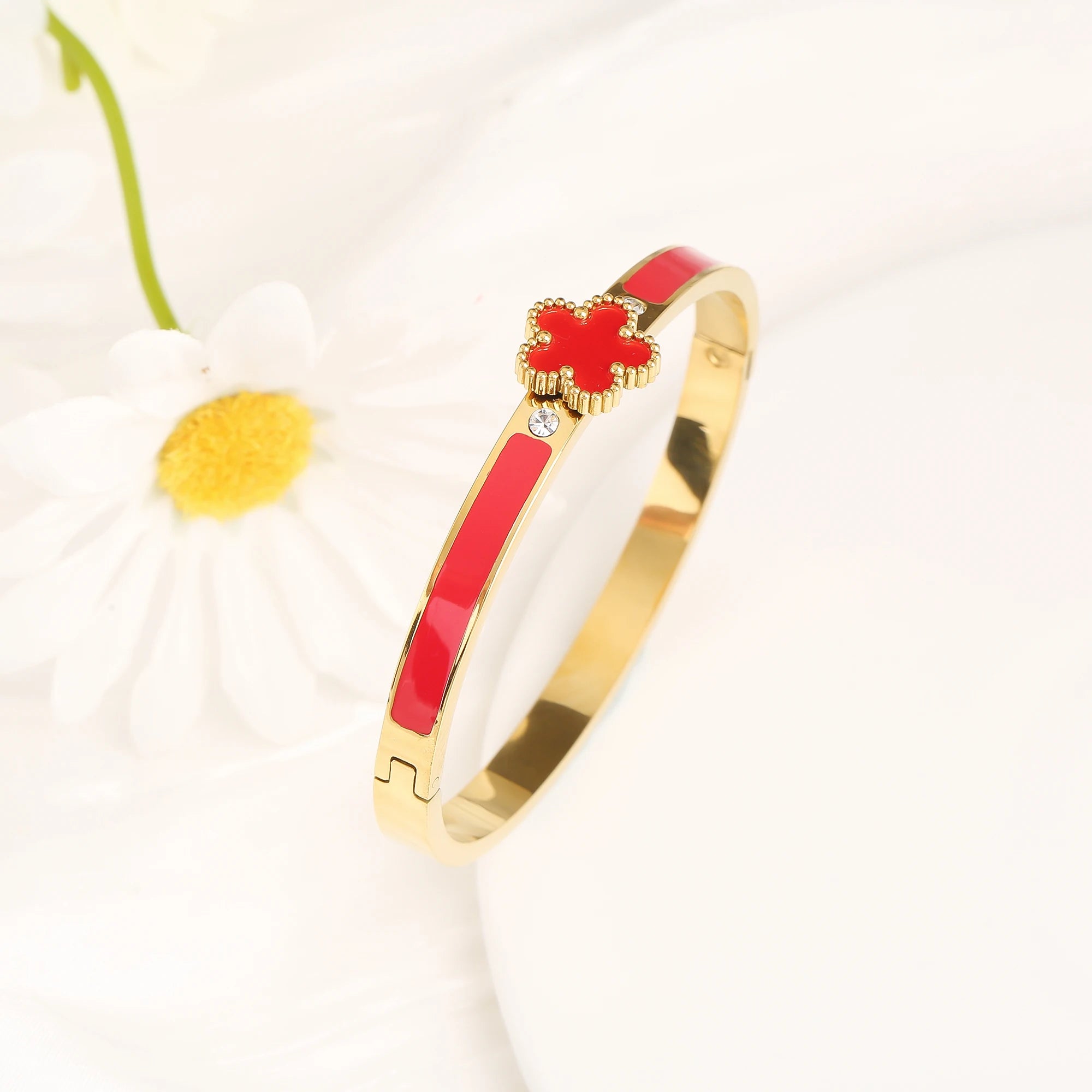 Luxuriöser Edelstahl-Armreif mit fünfblättriger Blume