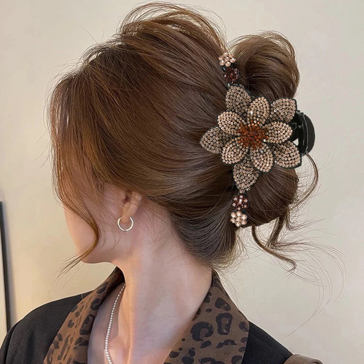 Die Haarspange „Glimmer Bloom“ – Atemberaubende florale Strass-Klammer