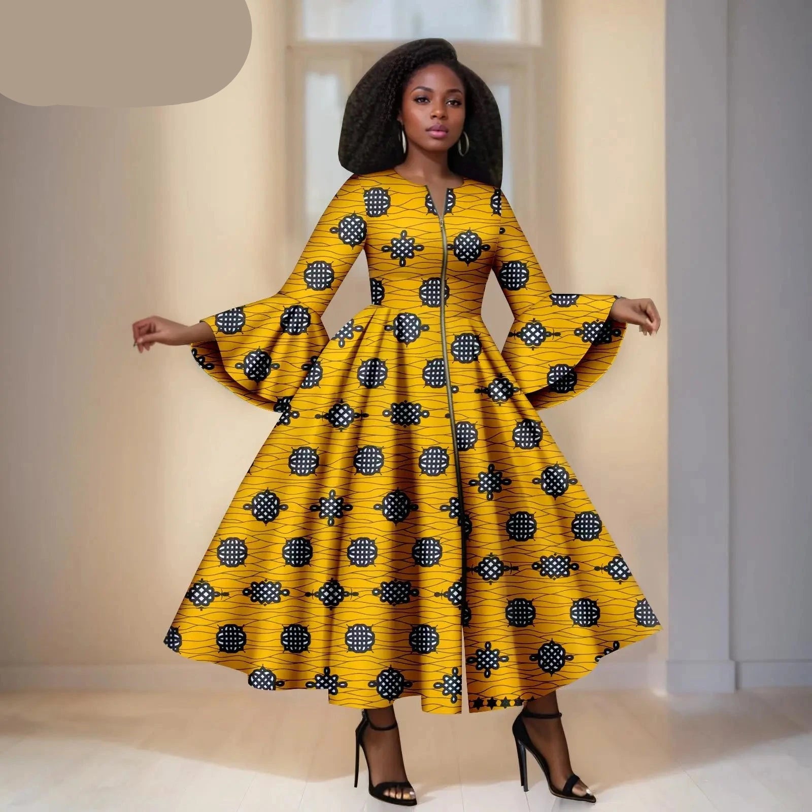 Das Maxi-Kleid "Aura": Kühnes afrikanisches Print-Kleid mit dramatischen ausgestellten Ärmeln