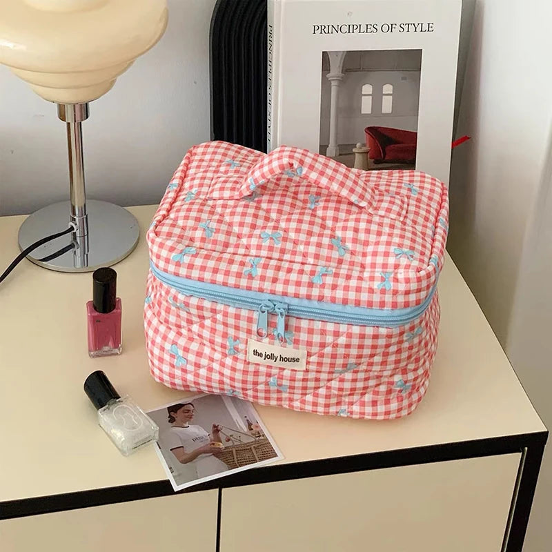 Die gesteppte Tragetasche "Coquette-Charm": Süße Make-up-Tasche mit Schleifenmuster
