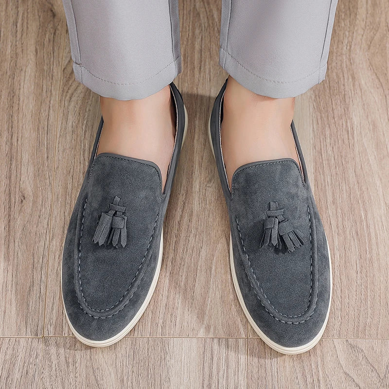 Herren Slipper aus Wildleder mit Quaste – Mokassins im klassischen britischen Stil