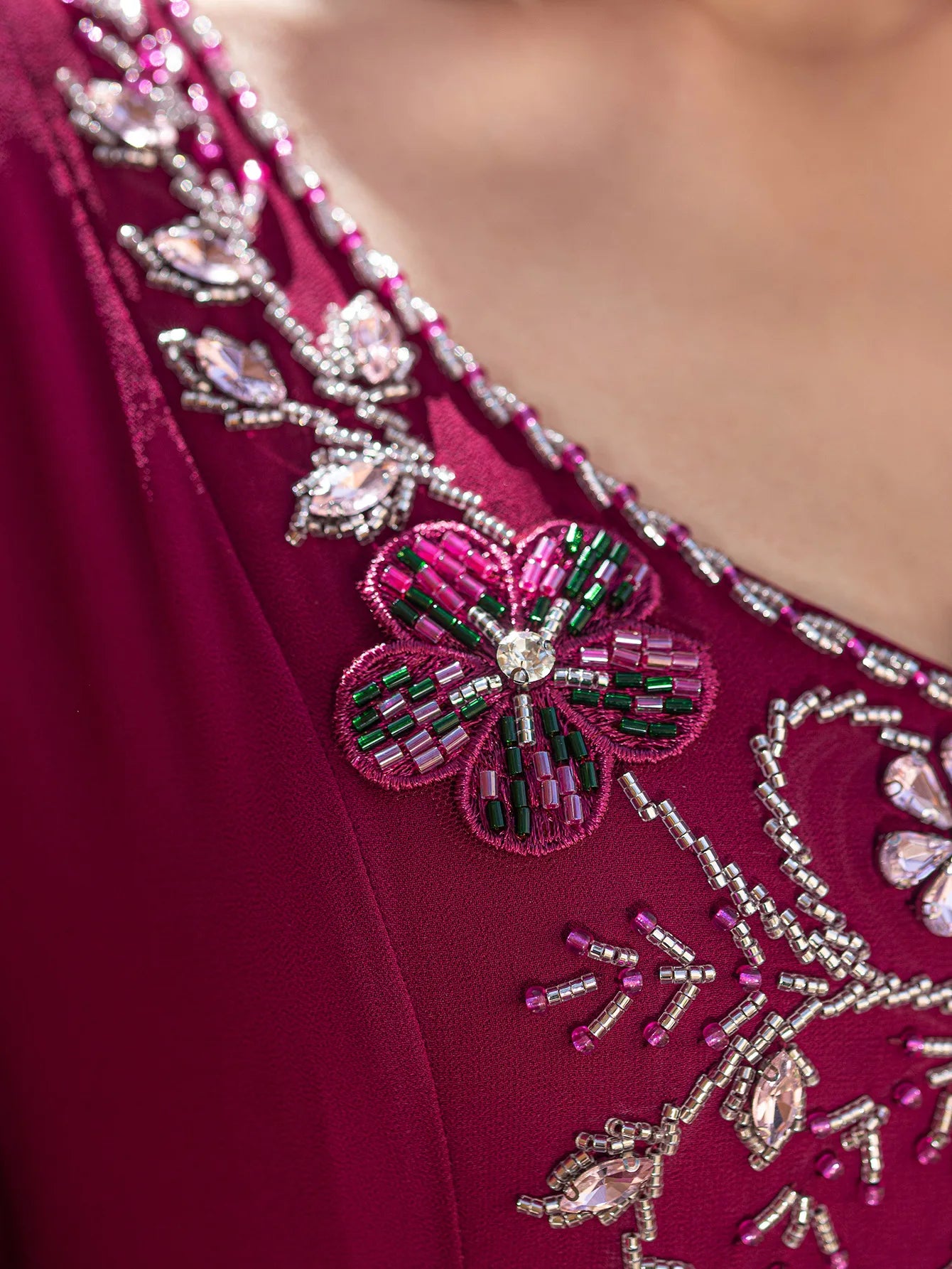 Das Abendkleid „Crimson Radiance“ – Diamant-V-Ausschnitt aus Chiffon – Luxuriöse marokkanische Djellaba