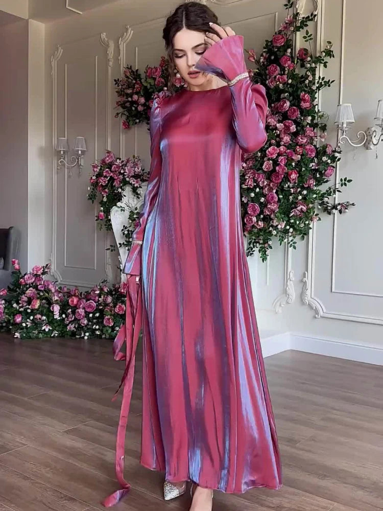 Die „Rose-Lustre“ Silky Abaya: Atemberaubender rosa marokkanischer Kaftan mit Glanzeffekt und Schnürung an der Taille