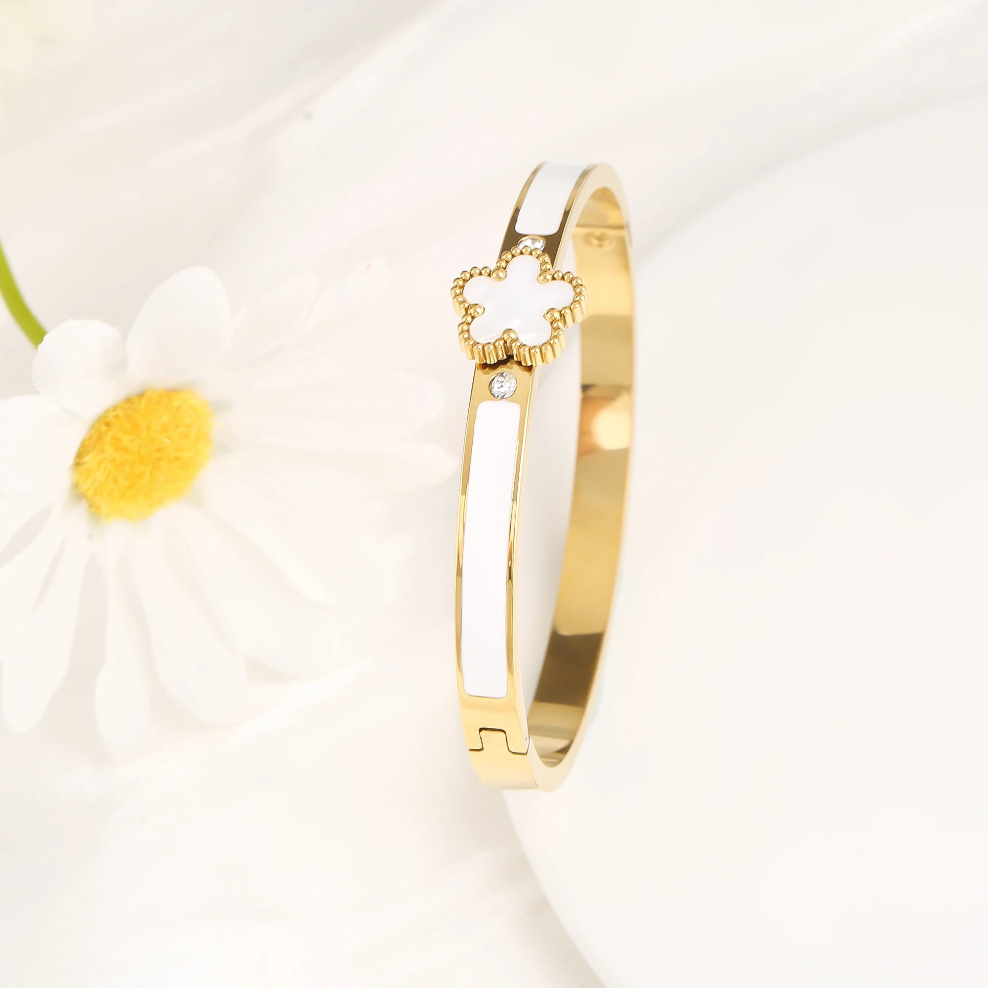 Luxuriöser Edelstahl-Armreif mit fünfblättriger Blume