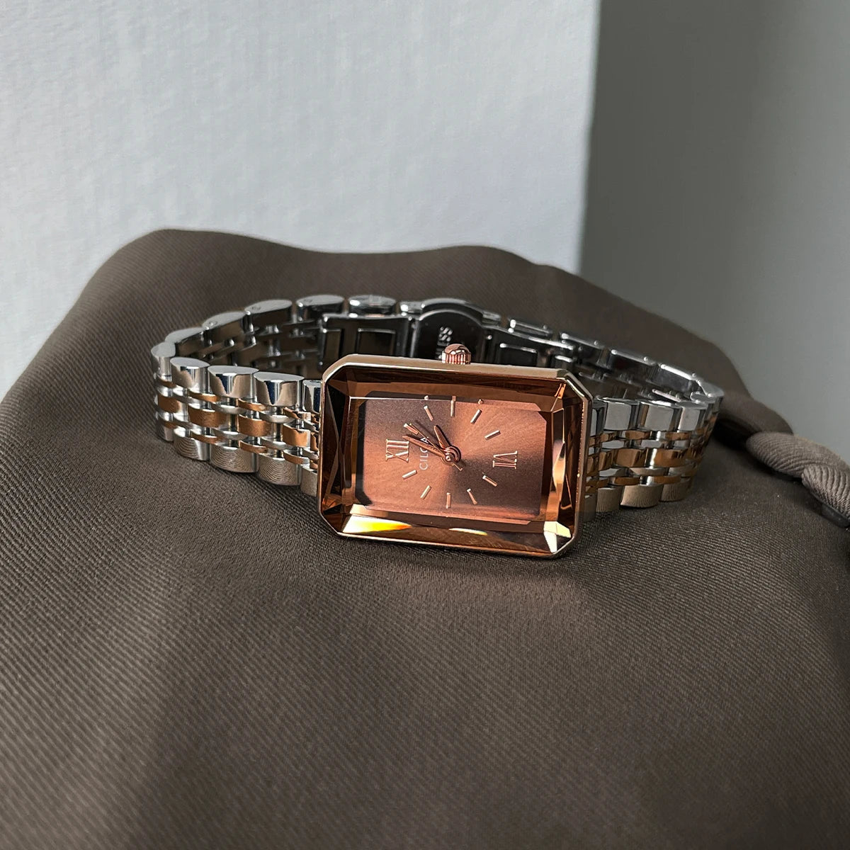 Women’s Retro Light Luxury Watch – Niche Art High-End Wristwatch for Ladies