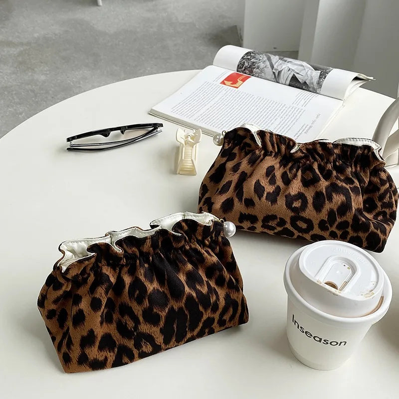 Das Safari-Glam Reiseetui: Leoparden-Kosmetiktasche