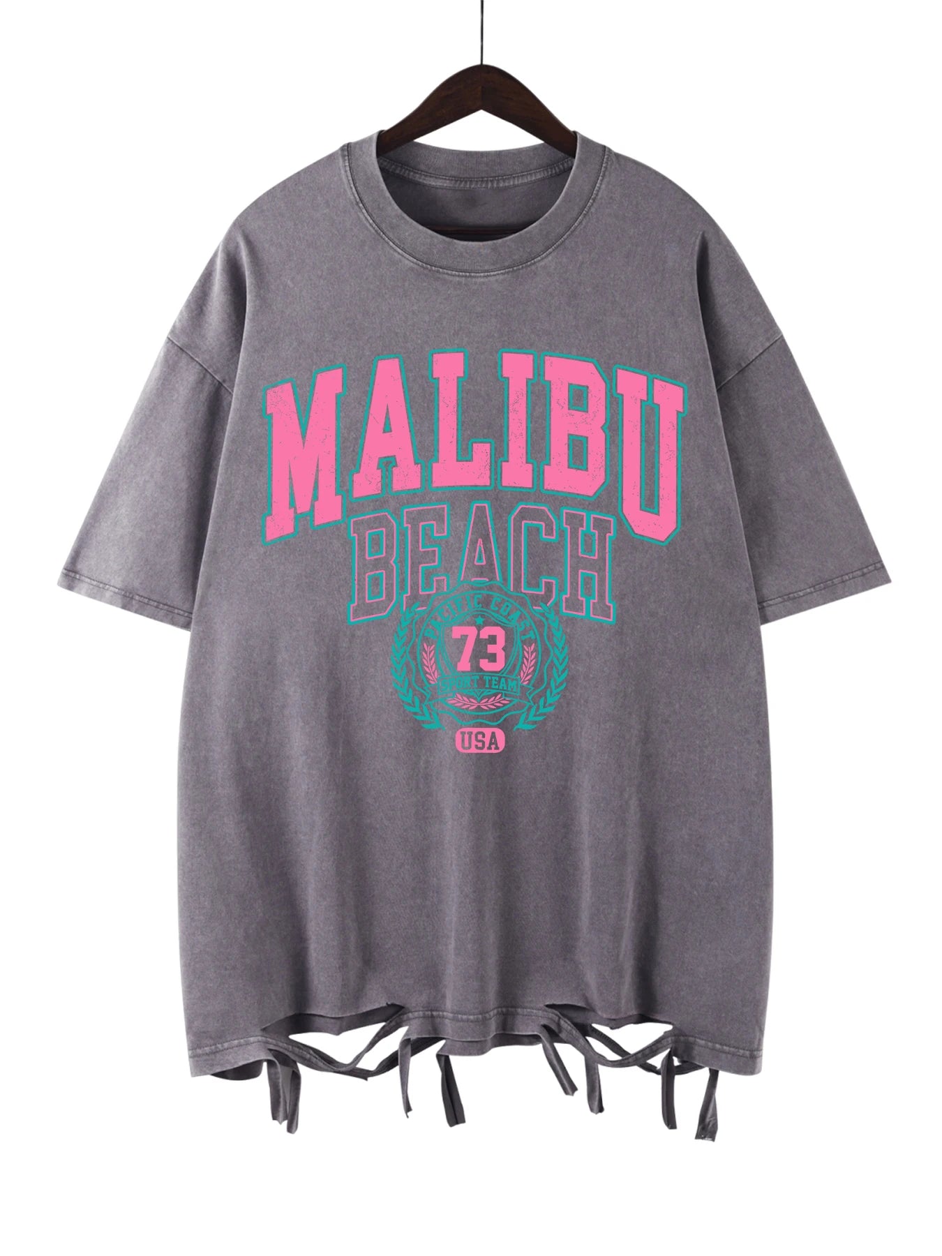 Das Malibu Retro T-Shirt: Sun-Washed Baumwoll-Grafik-T-Shirt mit Vintage-Schriftzug