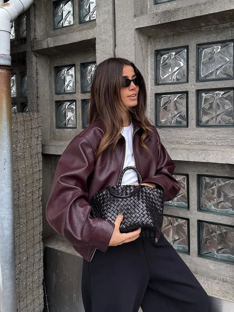 Damen High Street Fashion: Retro weinrote Kunstlederjacke mit Revers (2025)