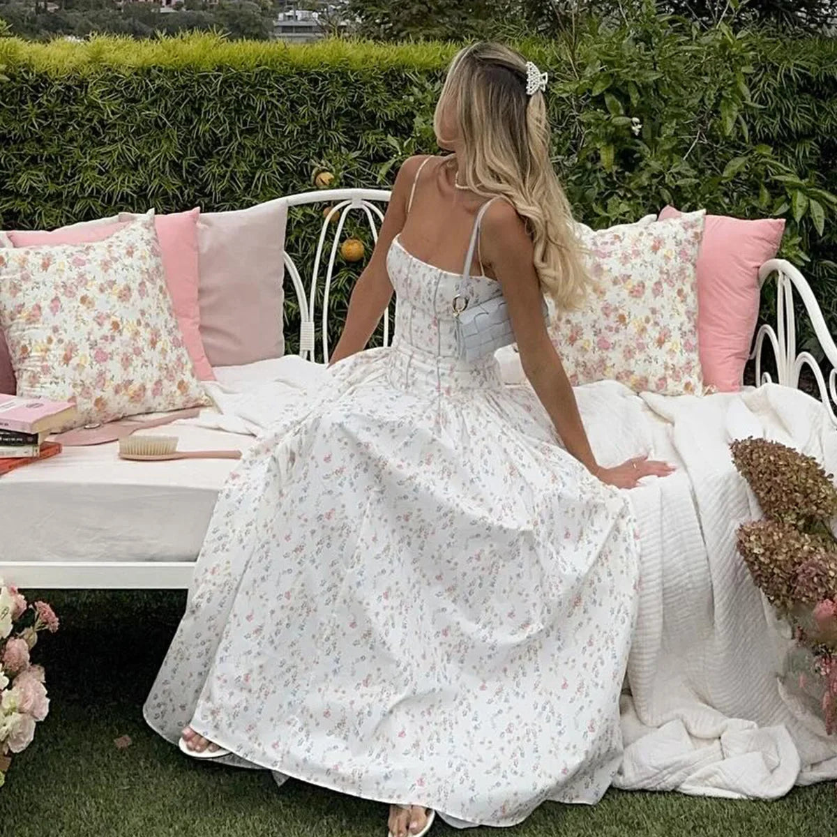 Geblümtes Midi-Sommerkleid – Elegantes Spaghettiträger-Kleid mit fließendem Schnitt