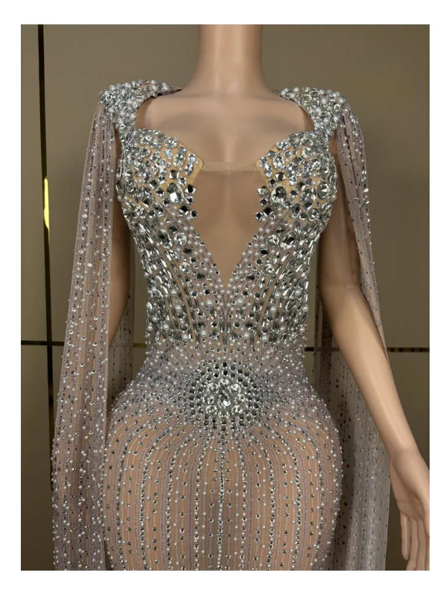 Luxuriöses, funkelndes Abendkleid mit Champagner-Optik – Großes Kleid mit transparenter langer Schleppe und Kristallen