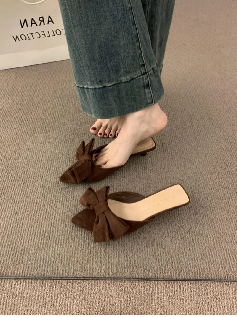 Elegante Damen Pantoletten mit Schmetterlingsknoten und niedrigem Absatz – Modische offene Party-Pumps