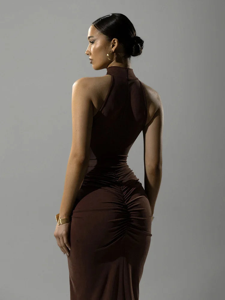 Ärmelloses Neckholder-Maxikleid für Damen mit Raffungen – Sexy figurbetontes langes Kleid mit seitlichem Schlitz