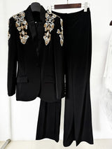 Schwarzer Designer-Anzug für Damen – Blazer mit Perlen- und Diamantbesatz am Stehkragen und weite Hose