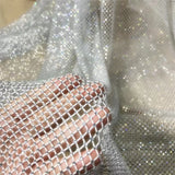 Maßgeschneidertes silberglänzendes Ballkleid | Schulterfreies Abendkleid mit hohem Schlitz