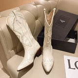 Die westliche Muse: Handgefertigte beige bestickte Cowboystiefel mit Vintage-Karreespitze