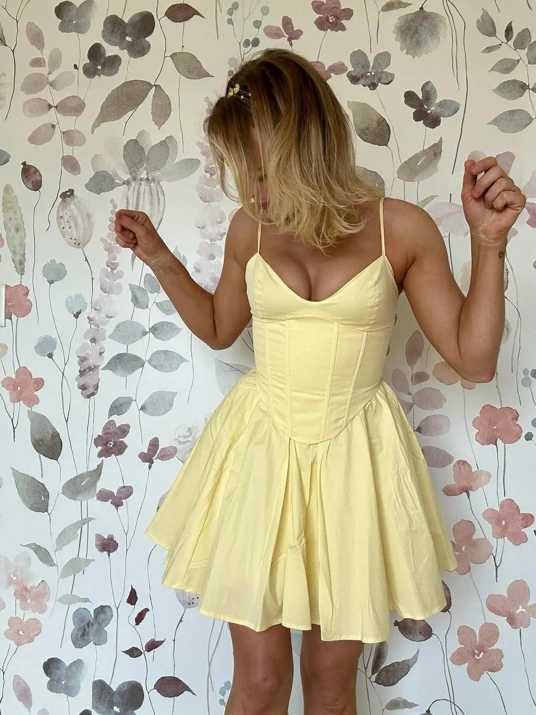 Sexy Elegantes Damen-Minikleid mit Fischgrat-Taillierung – Gelbes Schnür-Rücken Fit-and-Flare
