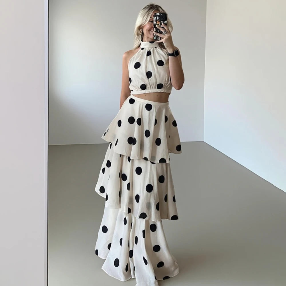 Elegantes weißes zweiteiliges Kleid-Set – ärmelloses Oberteil mit Polka-Dots & gerüschtes, plissiertes Maxikleid