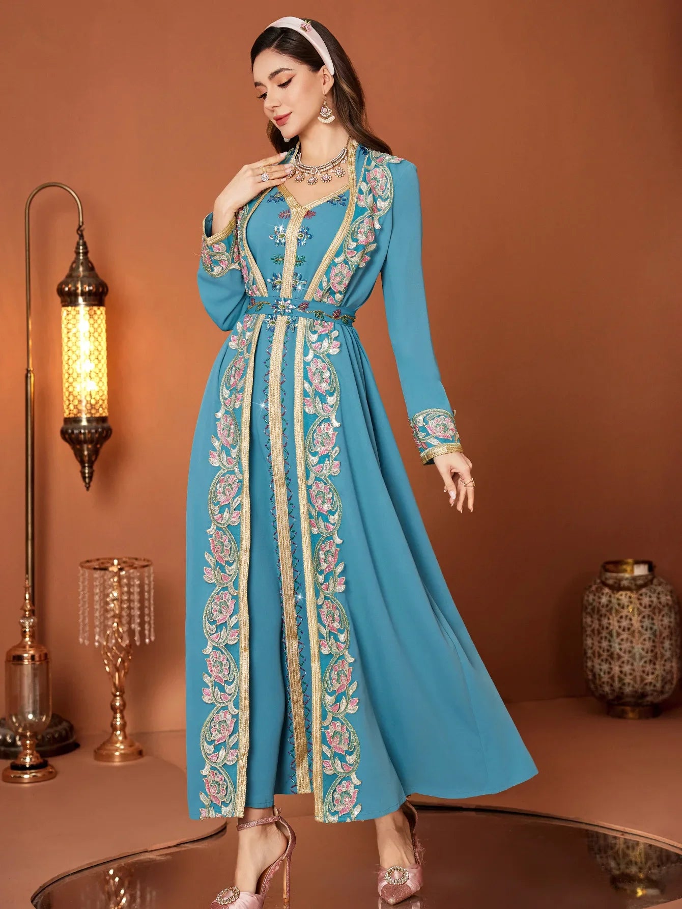 Das „Saphir-Illusion“-Kleid – Signature Blue Spitze & Diamantimitat 2-Teiler – Luxus Dubai Party Kaftan