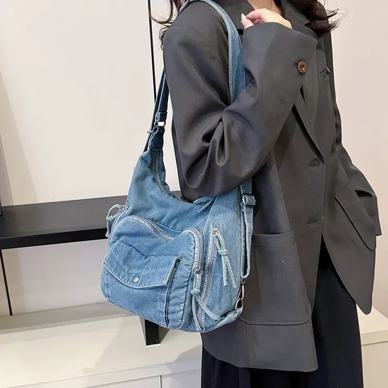 Die trendige Indigo-Edge Denim-Umhängetasche