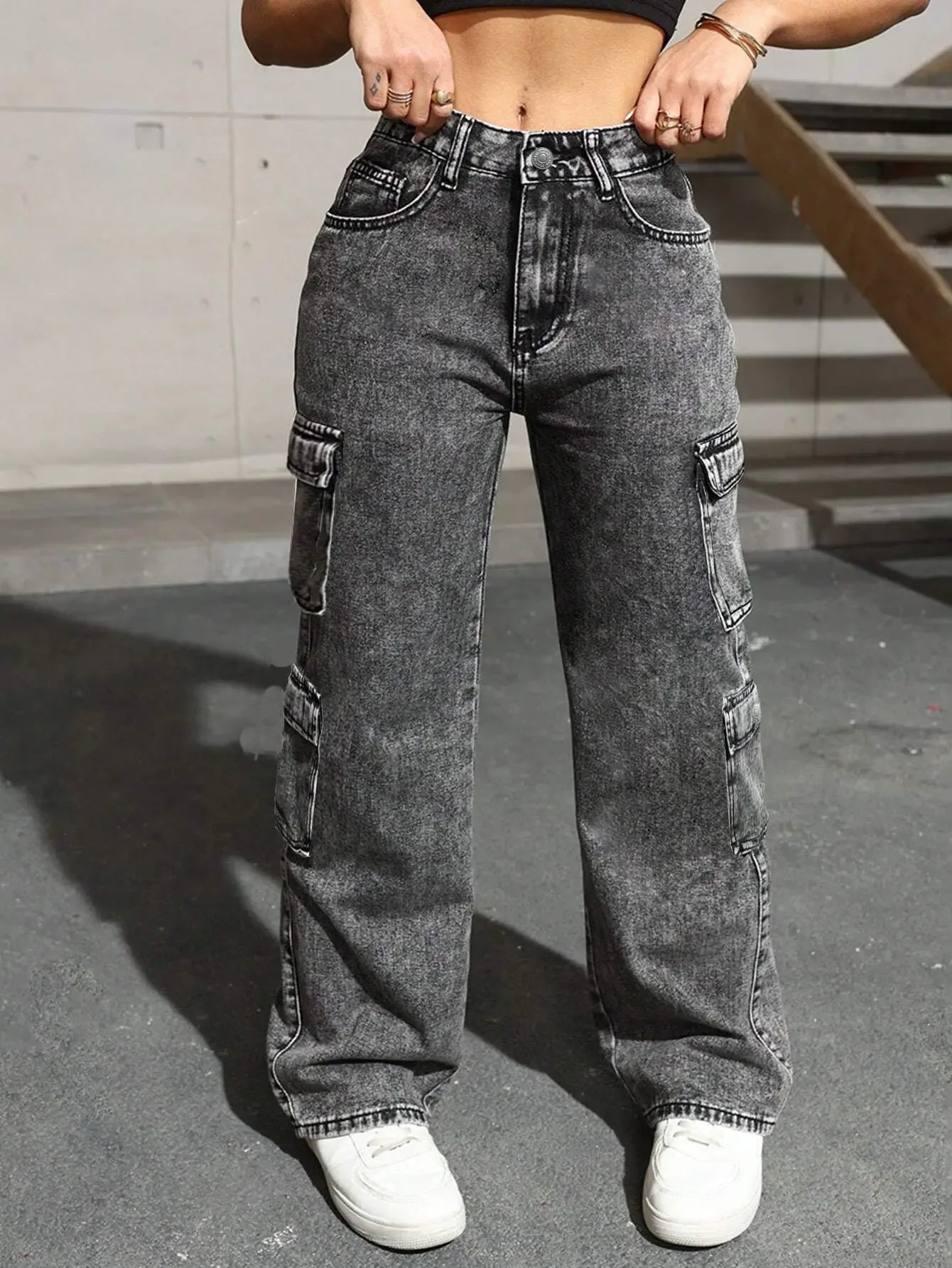 Dunkelgraue High-Waist Y2K Cargo Jeans für Damen im Retro Streetwear Style aus Stretch-Denim mit vielen Taschen