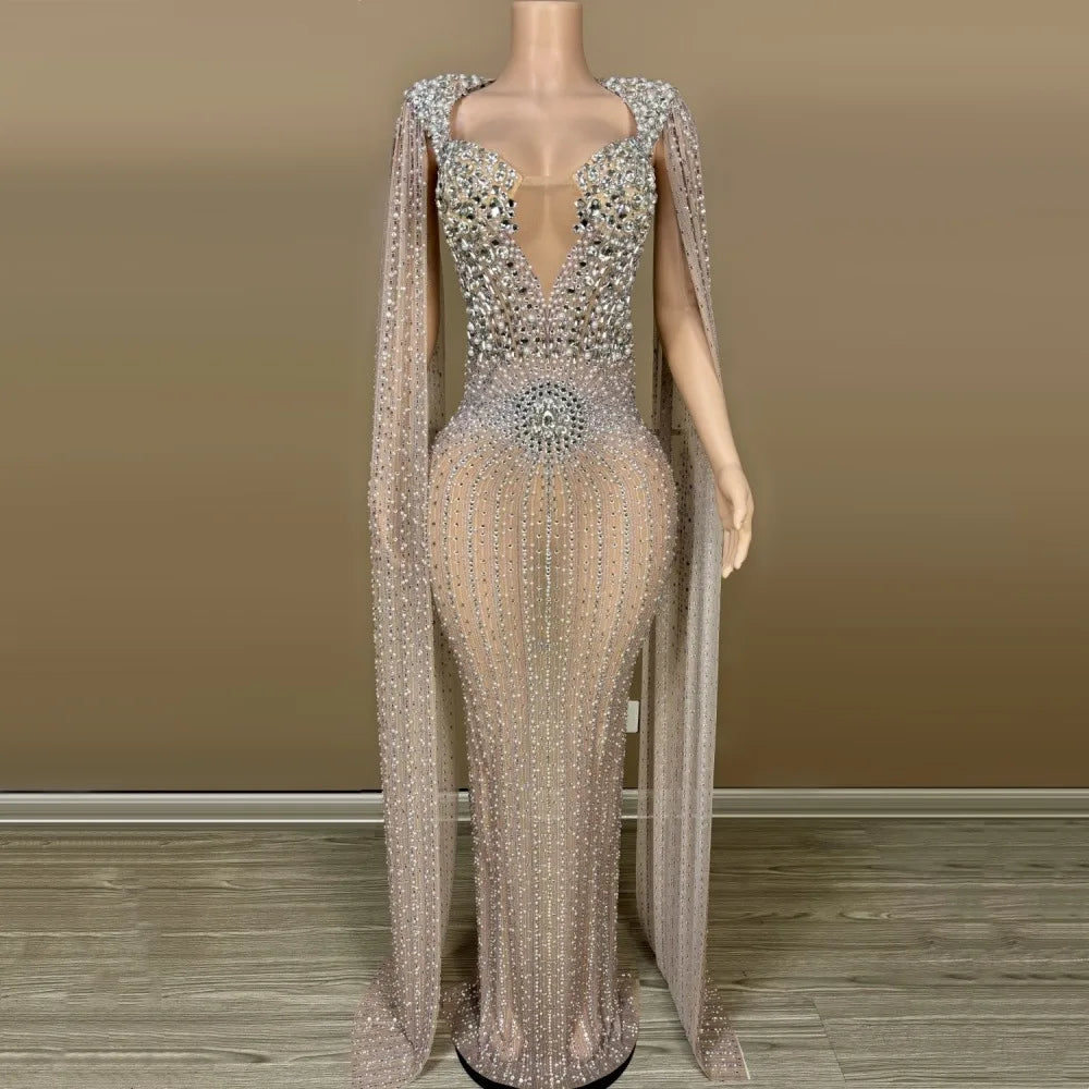 Luxuriöses, funkelndes Abendkleid mit Champagner-Optik – Großes Kleid mit transparenter langer Schleppe und Kristallen