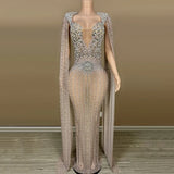 Luxuriöses, funkelndes Abendkleid mit Champagner-Optik – Großes Kleid mit transparenter langer Schleppe und Kristallen