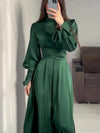 Premium-Satin-Heritage-Kleid – Abaya-Silhouette mit eleganten ausgestellten Ärmeln