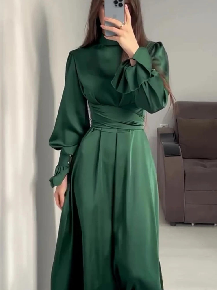 Premium-Satin-Heritage-Kleid – Abaya-Silhouette mit eleganten ausgestellten Ärmeln