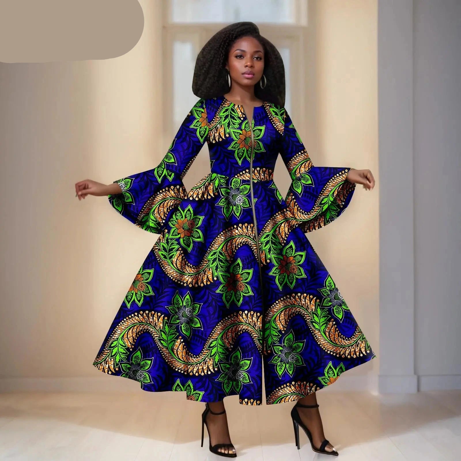 Das Maxi-Kleid "Aura": Kühnes afrikanisches Print-Kleid mit dramatischen ausgestellten Ärmeln