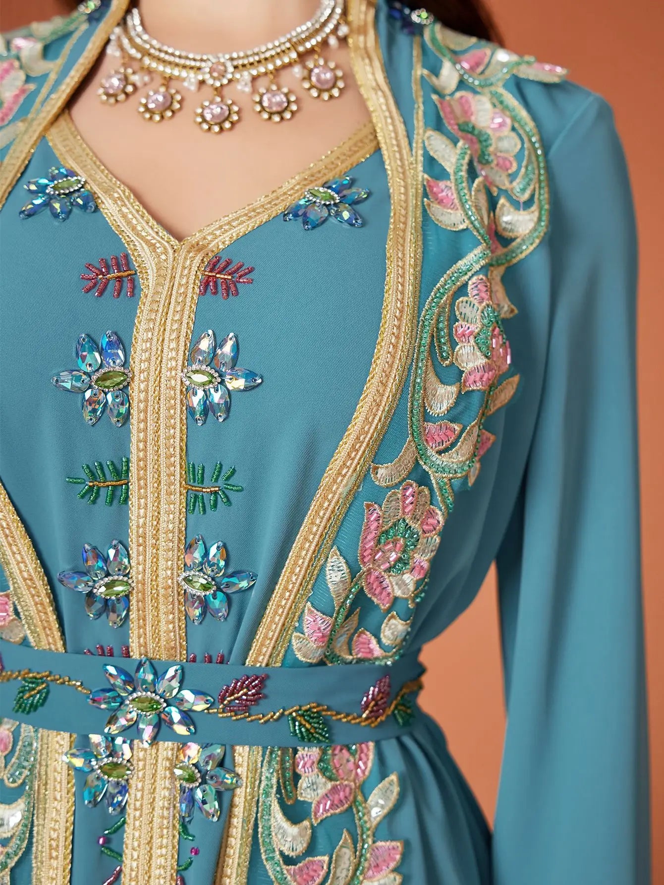 Das „Saphir-Illusion“-Kleid – Signature Blue Spitze & Diamantimitat 2-Teiler – Luxus Dubai Party Kaftan