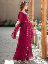 Das Abendkleid „Crimson Radiance“ – Diamant-V-Ausschnitt aus Chiffon – Luxuriöse marokkanische Djellaba