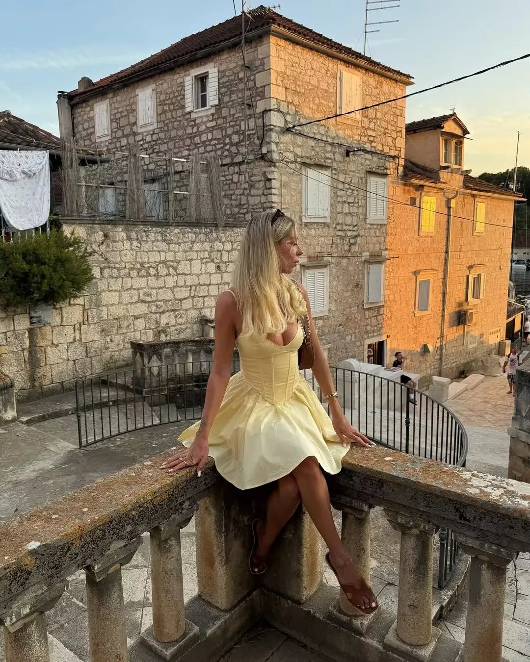 Sexy Elegantes Damen-Minikleid mit Fischgrat-Taillierung – Gelbes Schnür-Rücken Fit-and-Flare