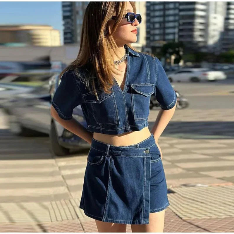 Damen 2-teiliges Denim-Set – Schmal geschnittenes V-Ausschnitt Crop Top & High-Waist Shorts