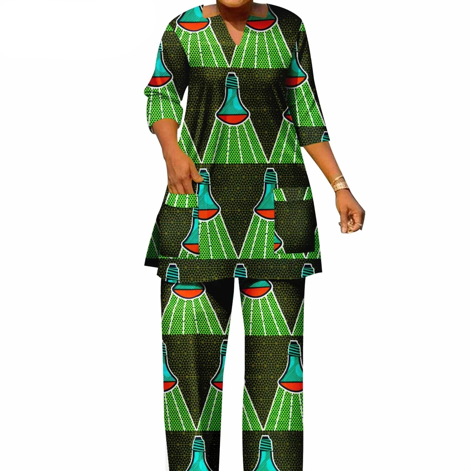 Das "Kente Luxe" Co-ord: Afrikanisch bedrucktes, lebhaftes V-Neck-Hemd & maßgeschneiderte Hose im Set