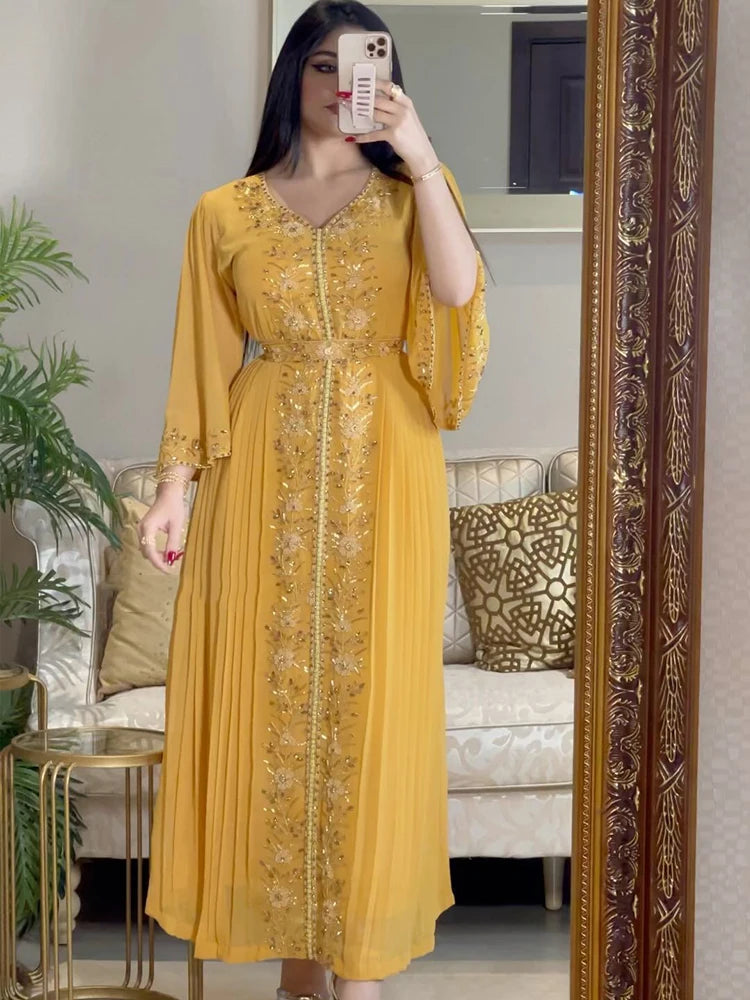 Das Kaftankleid „Saffron Royale“ – mit typischer Stickerei aus gelben Diamanten – Luxuriöses marokkanisches Partykleid