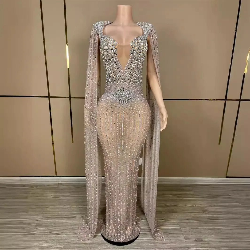 Luxuriöses, funkelndes Abendkleid mit Champagner-Optik – Großes Kleid mit transparenter langer Schleppe und Kristallen