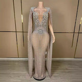 Luxuriöses, funkelndes Abendkleid mit Champagner-Optik – Großes Kleid mit transparenter langer Schleppe und Kristallen