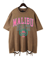 Das Malibu Retro T-Shirt: Sun-Washed Baumwoll-Grafik-T-Shirt mit Vintage-Schriftzug