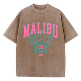 Das Malibu Retro T-Shirt: Sun-Washed Baumwoll-Grafik-T-Shirt mit Vintage-Schriftzug