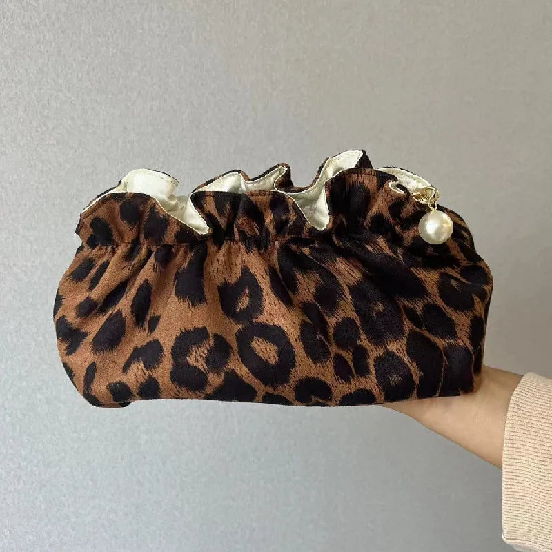 Das Safari-Glam Reiseetui: Leoparden-Kosmetiktasche