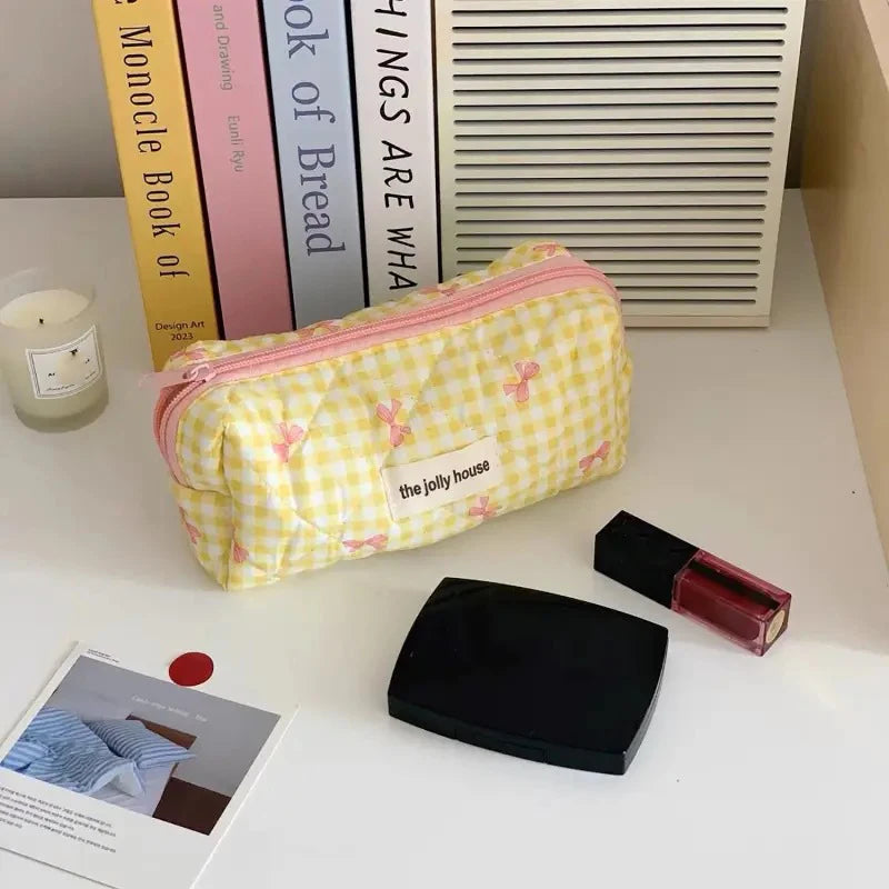 Die gesteppte Tragetasche "Coquette-Charm": Süße Make-up-Tasche mit Schleifenmuster