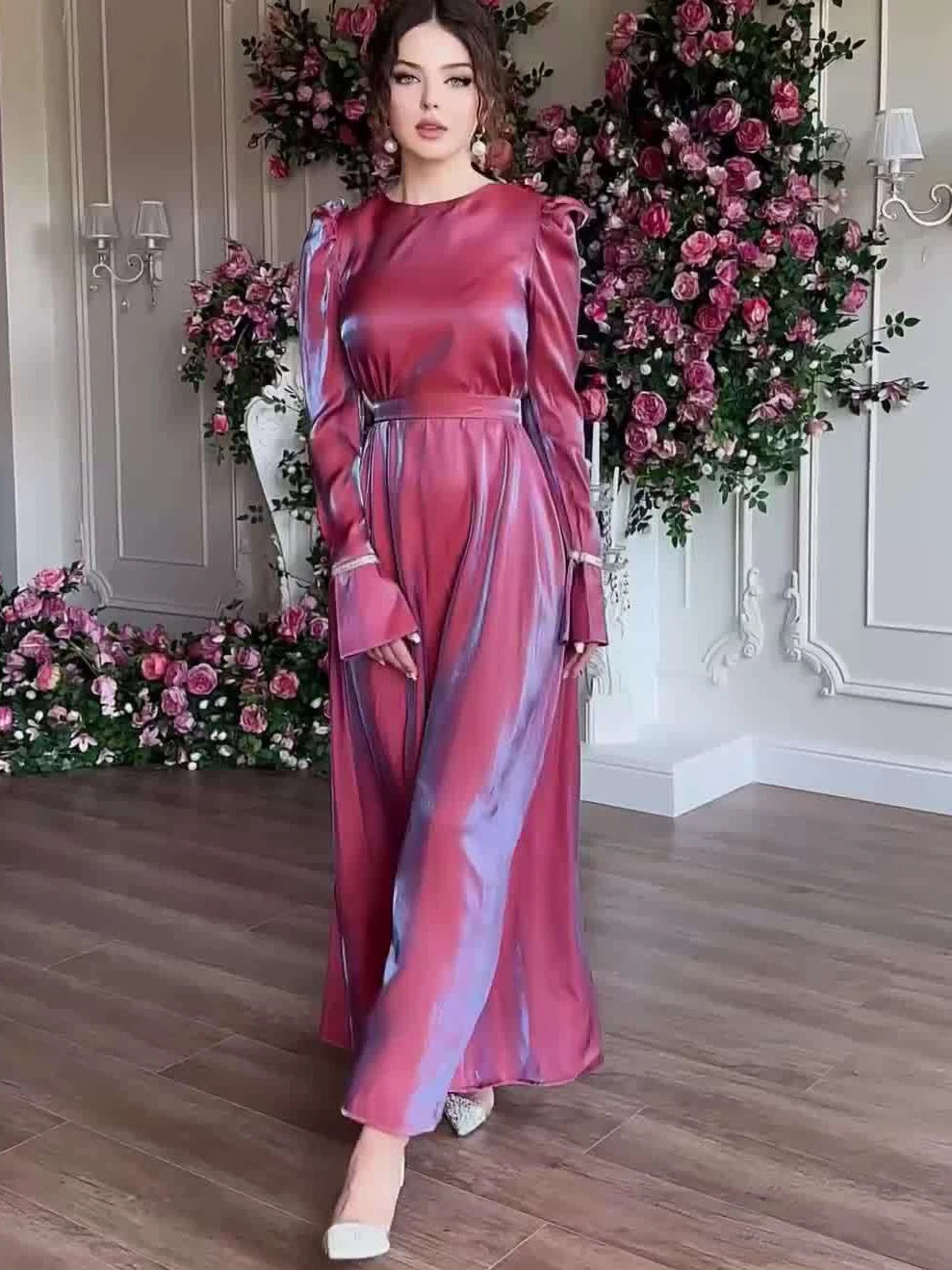 Die „Rose-Lustre“ Silky Abaya: Atemberaubender rosa marokkanischer Kaftan mit Glanzeffekt und Schnürung an der Taille