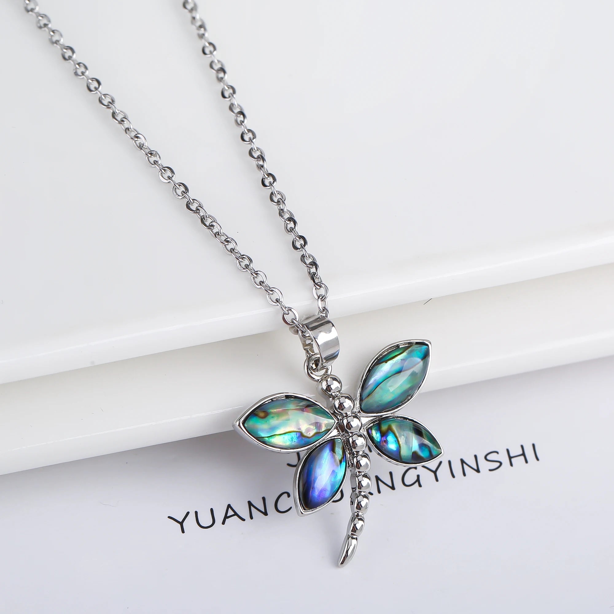 Halskette mit Anhänger aus natürlicher Abalone-Muschel in Schmetterling- und Libellenform