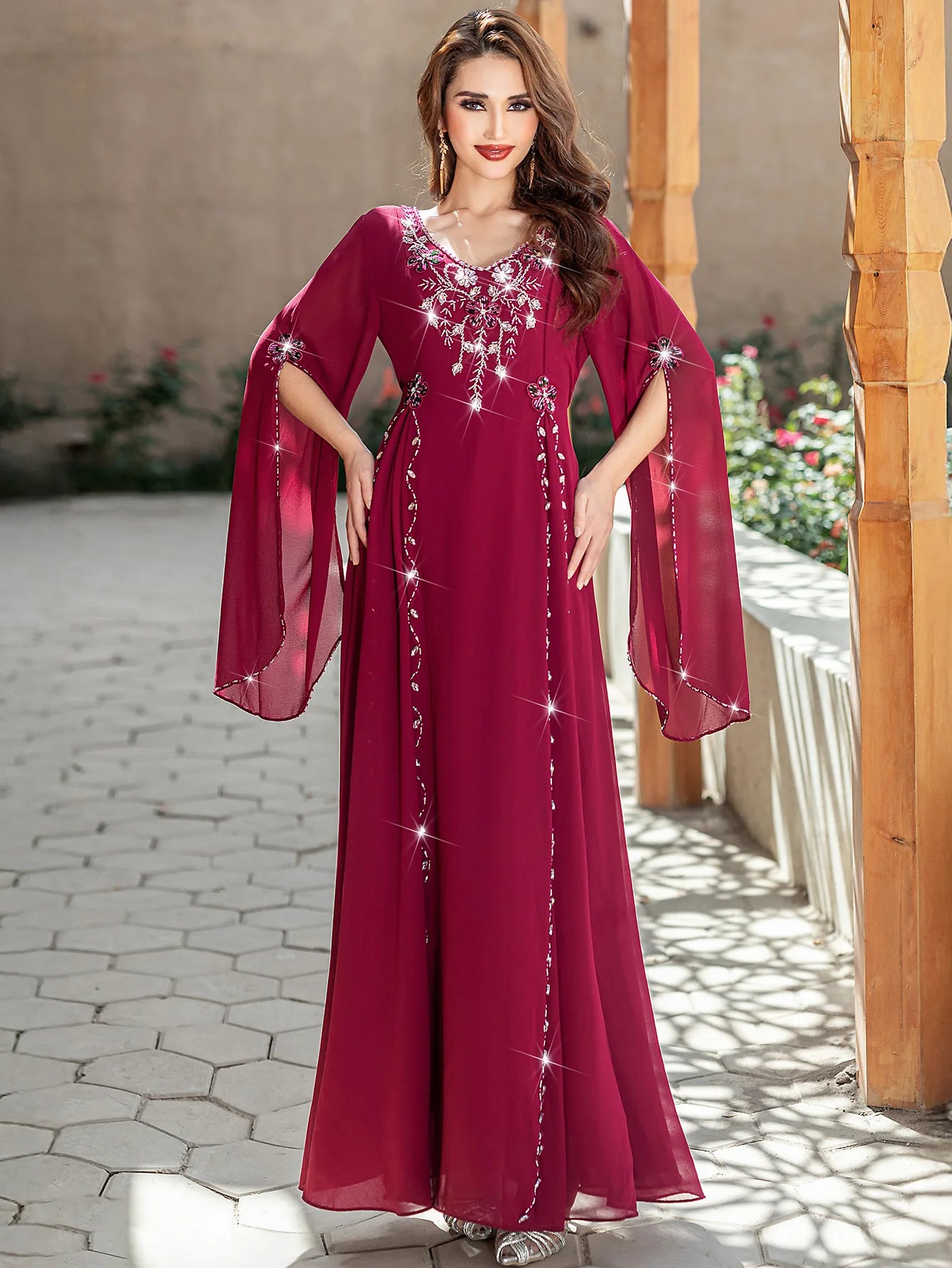 Das Abendkleid „Crimson Radiance“ – Diamant-V-Ausschnitt aus Chiffon – Luxuriöse marokkanische Djellaba