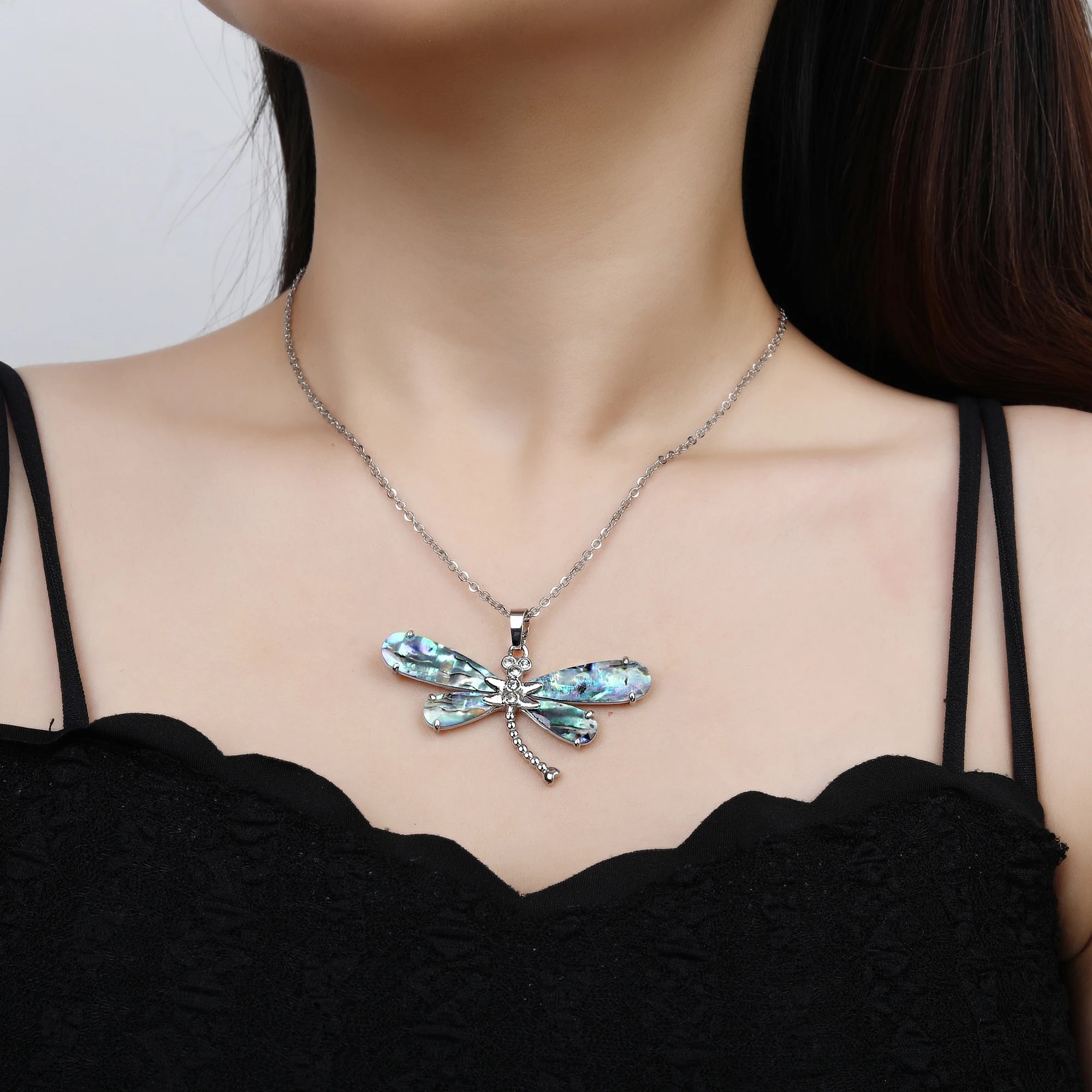Halskette mit Anhänger aus natürlicher Abalone-Muschel in Schmetterling- und Libellenform
