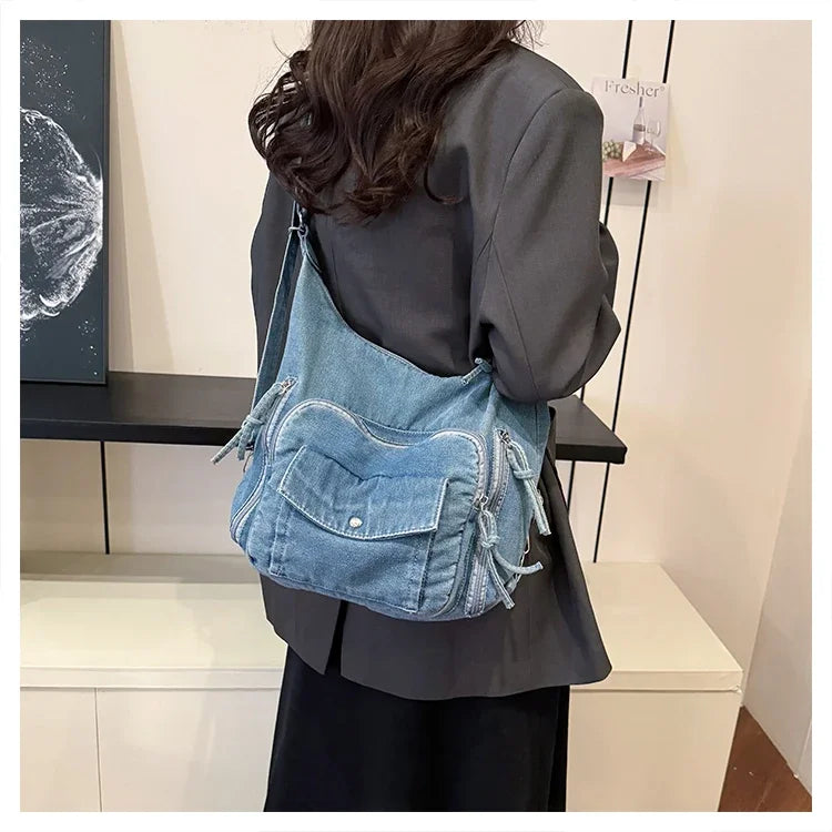 Die trendige Indigo-Edge Denim-Umhängetasche