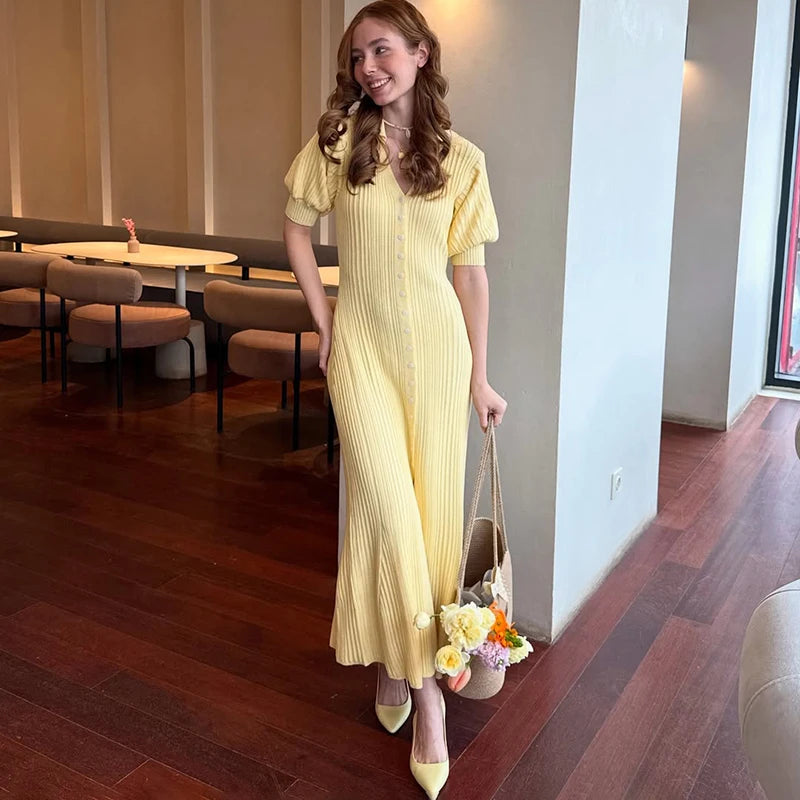 Damen Strickkleid mit Puffärmeln – Elegantes V-Ausschnitt Einreiher Midikleid