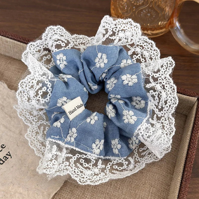 Haargummis aus Spitze mit bestickten Blumen in Jeansfarbe