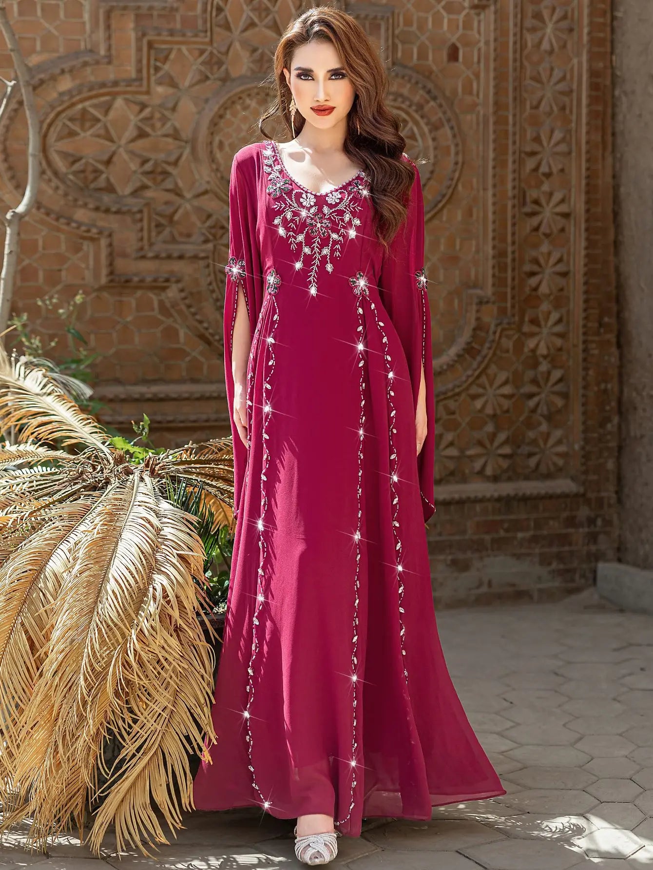 Das Abendkleid „Crimson Radiance“ – Diamant-V-Ausschnitt aus Chiffon – Luxuriöse marokkanische Djellaba
