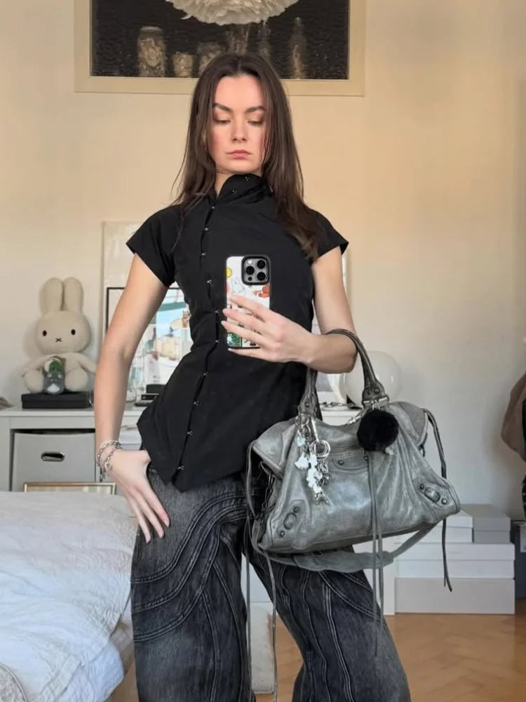 Vintage-Damen-Cropped-Bluse in Schwarz – Modisches Oberteil mit unregelmäßiger Knopfleiste, tailliertes Kurzarmhemd mit Revers
